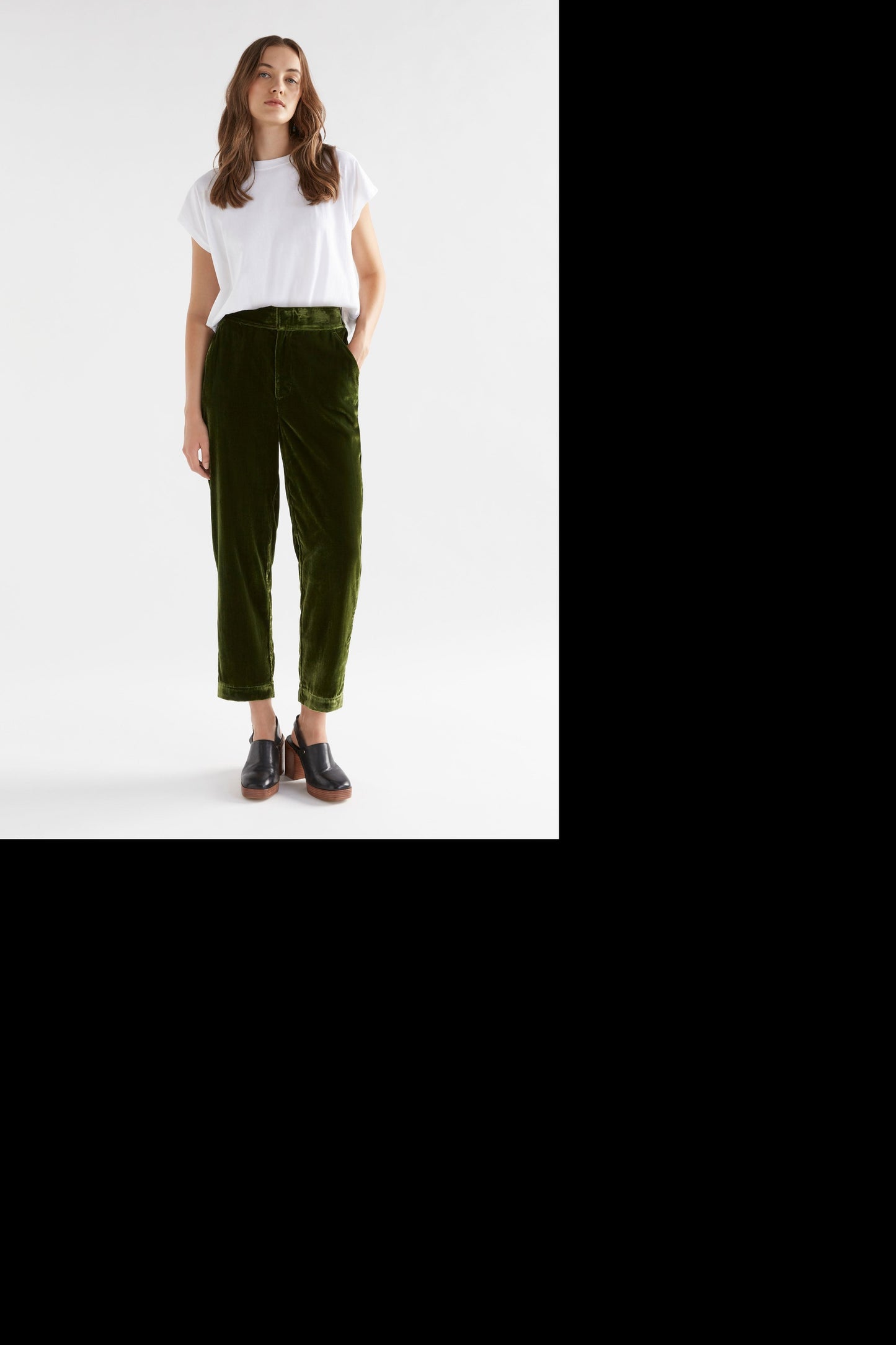 Elk Suuri velvet pant in moss green.