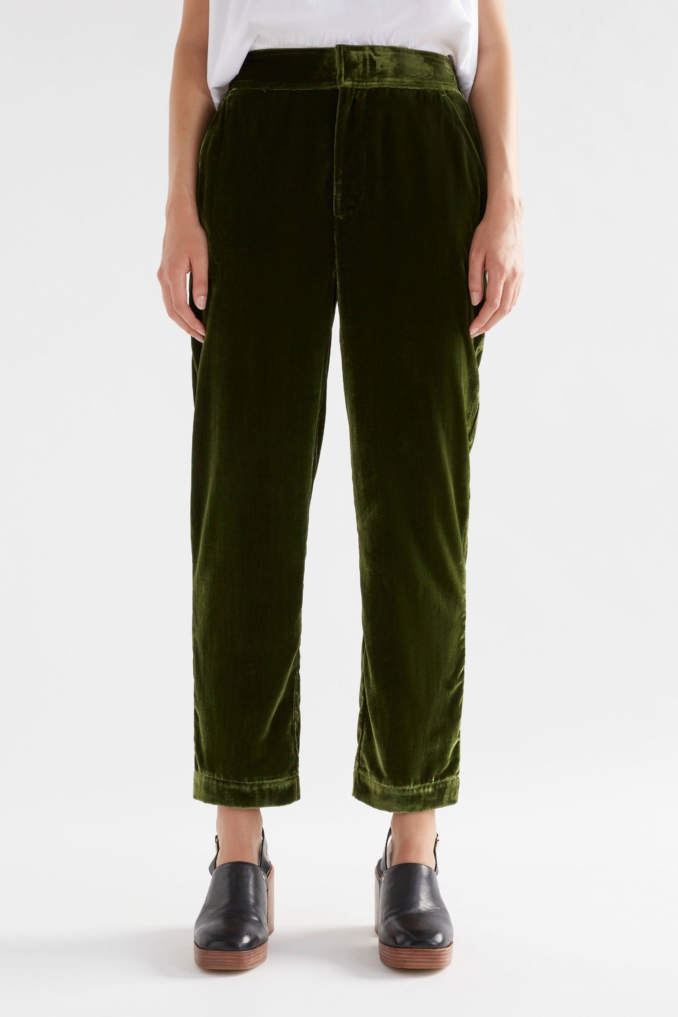 Elk Suuri velvet pant in moss green.
