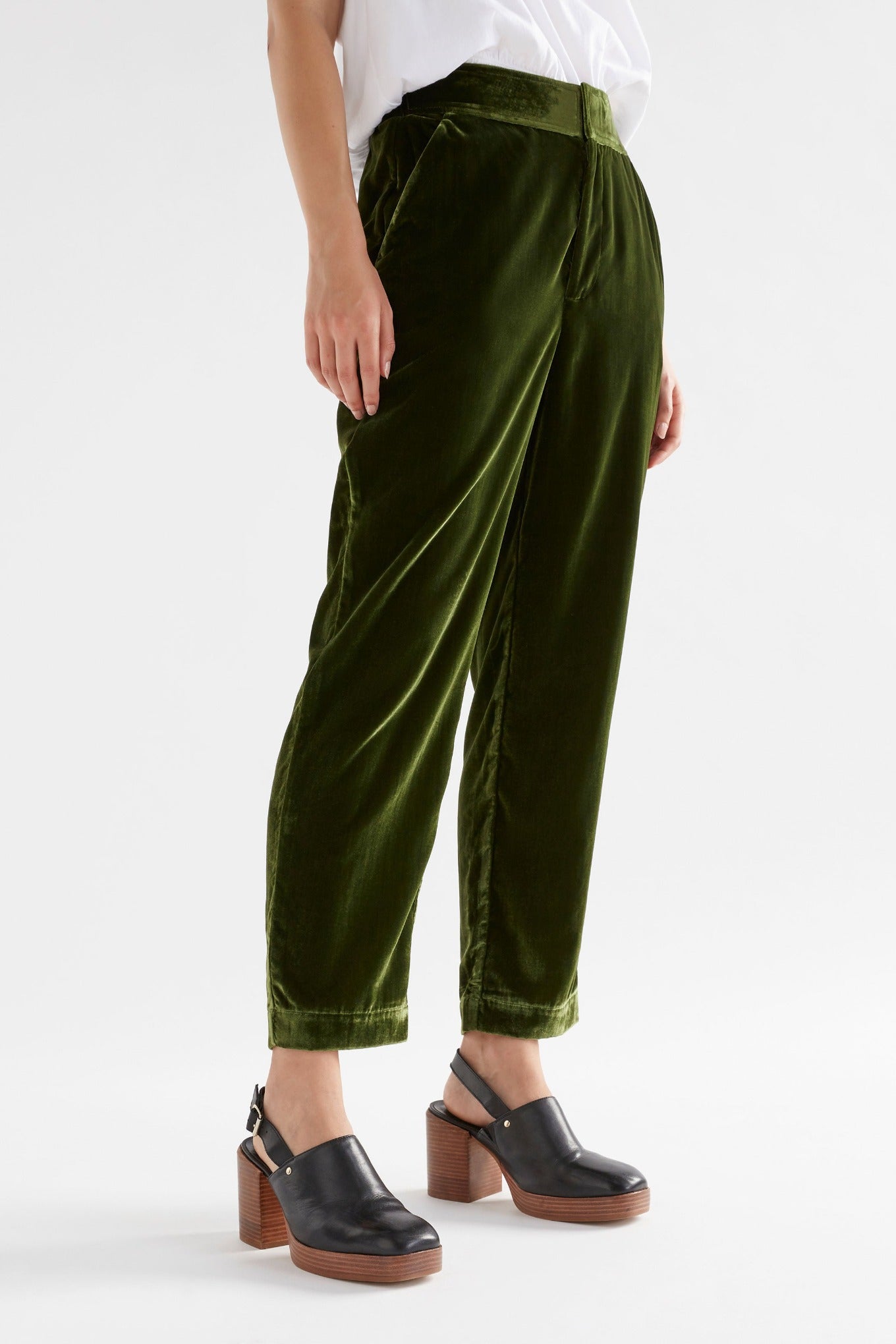 Elk Suuri velvet pant in moss green.