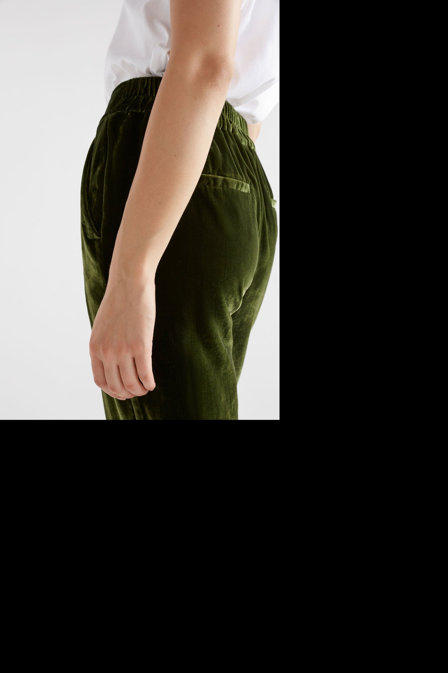 Elk Suuri velvet pant in moss green.