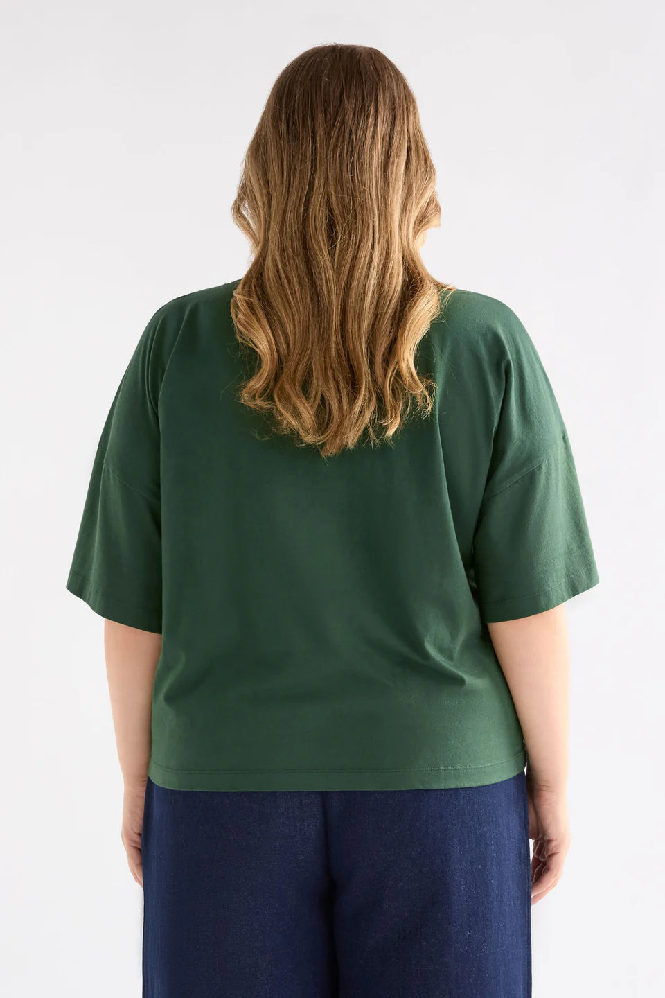 Elk Kovaa tee organic cotton in Fir forest green.