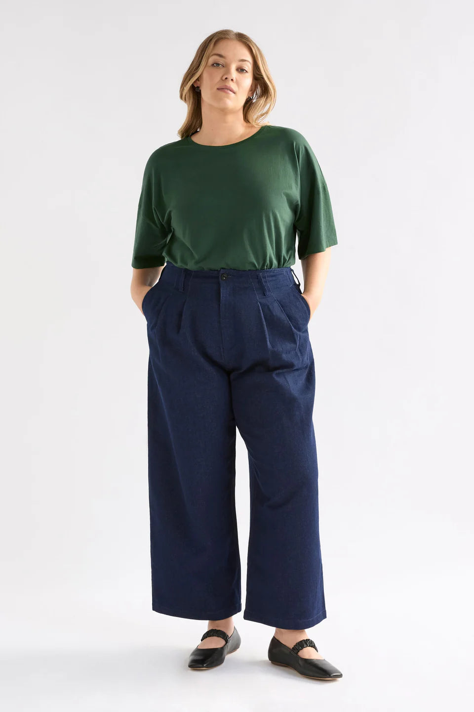 Elk Kovaa tee organic cotton in Fir forest green.