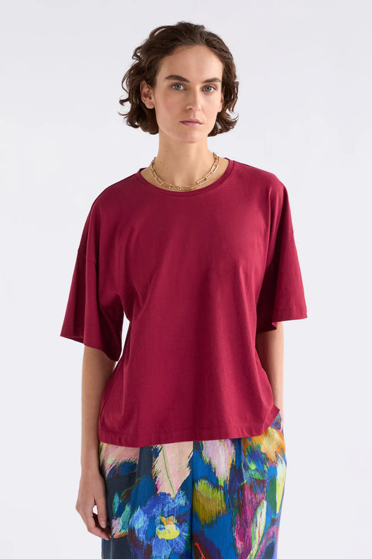 Elk Kovaa tee organic cotton in Deep rouge red.