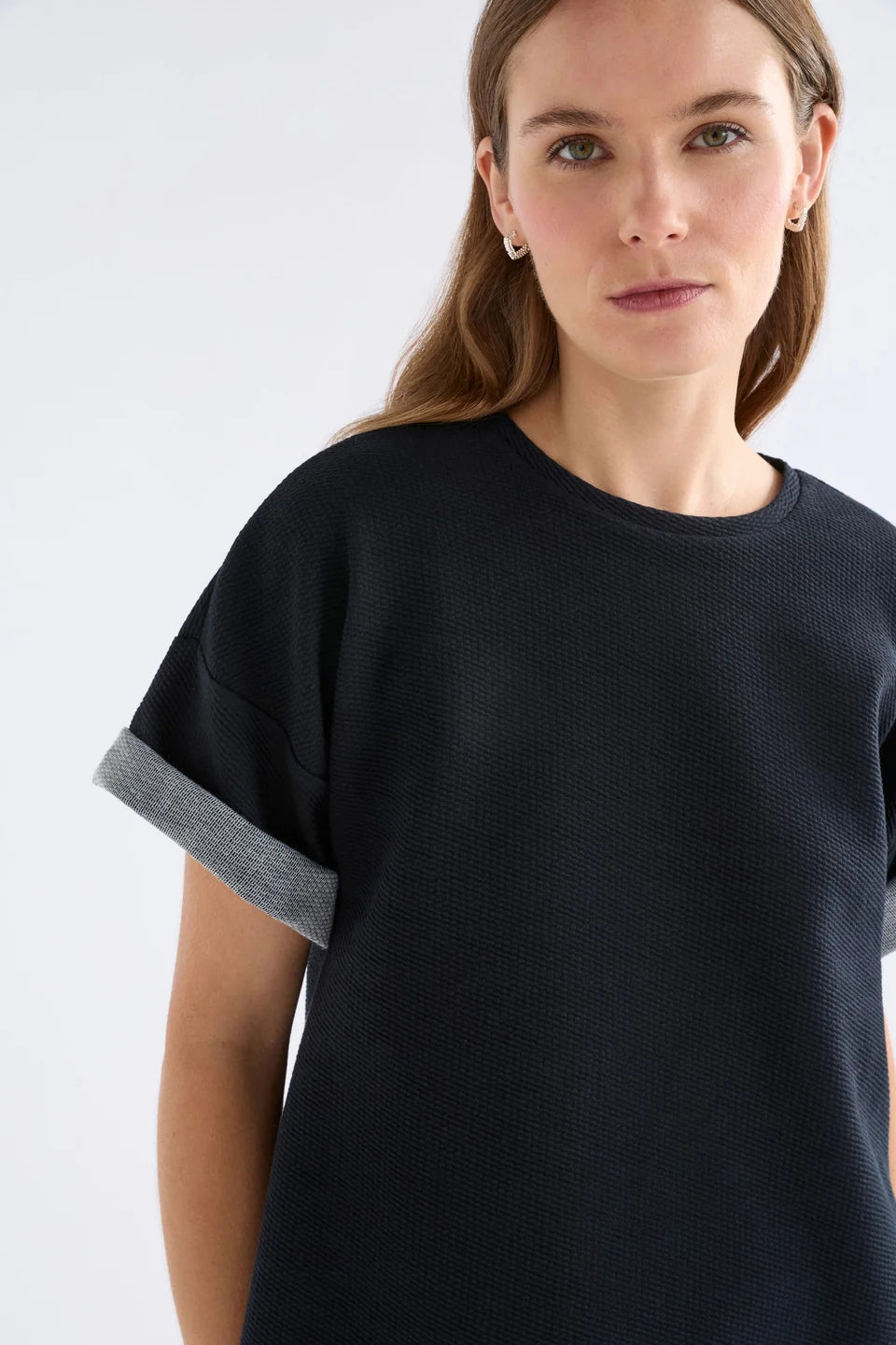Elk Sanna Tee black short-sleeve crewneck top with a relaxed, oversized fit, in textured organic cotton jersey.