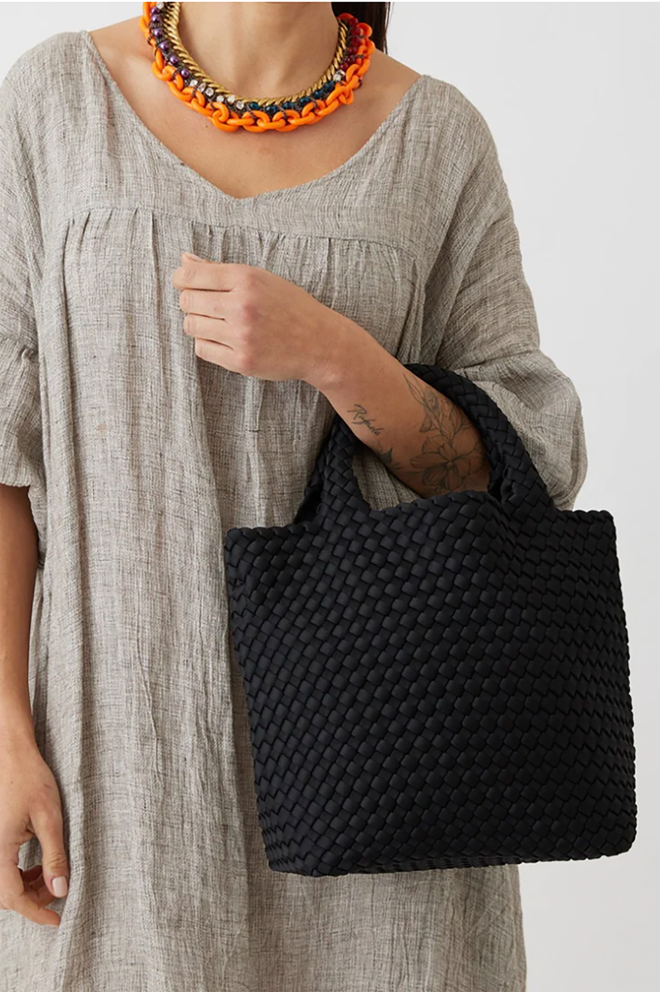 Andreina Ciudad crossbody handwoven fabric tote bag in black.