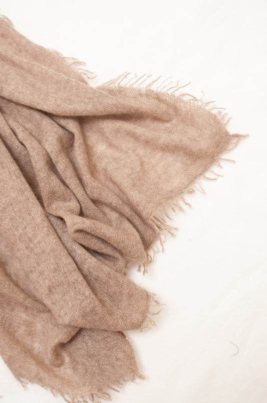 Pure cashmere fine knit scarf with fringe in natural.