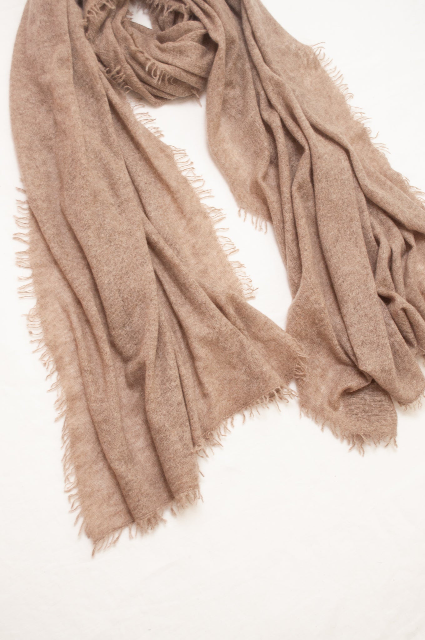 Pure cashmere fine knit scarf with fringe in natural.
