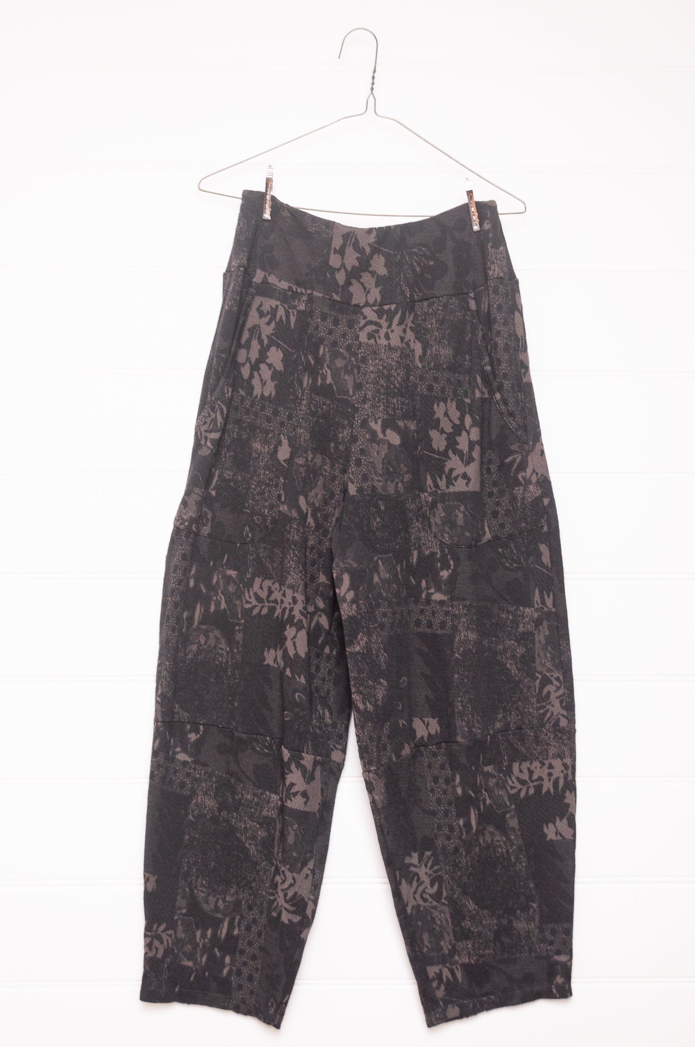 Valia Acorn travel pant wool jersey print in slate grey and black.