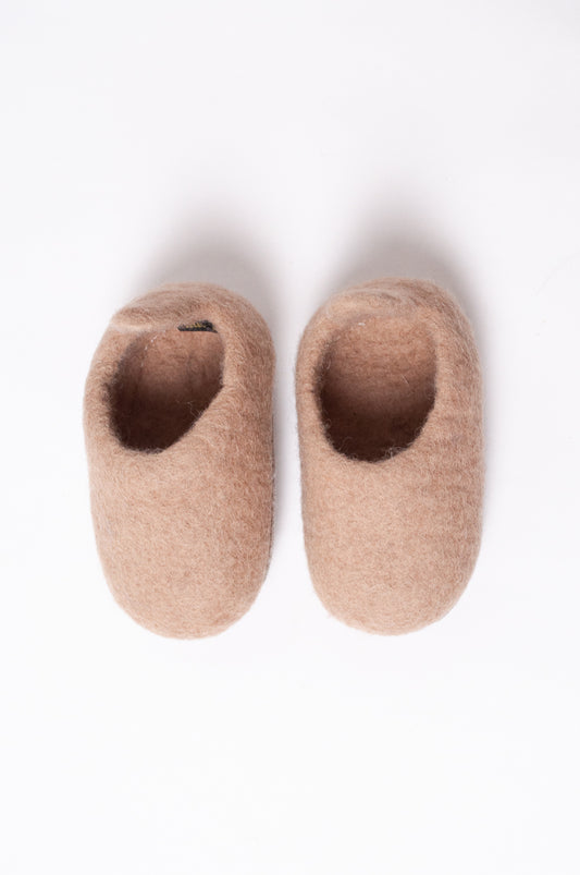 Wool felt baby slippers in oat beige.