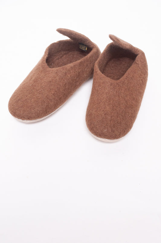 Wool felt pull on slippers in brown.
