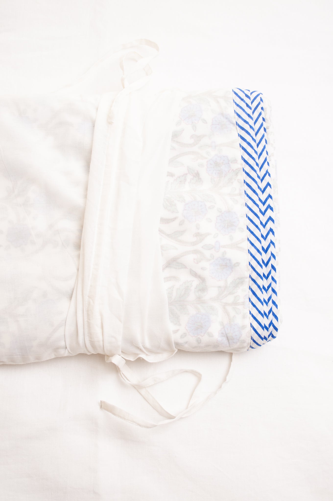 Blue and whtie floral muslin blockprint dohar summer quilt.