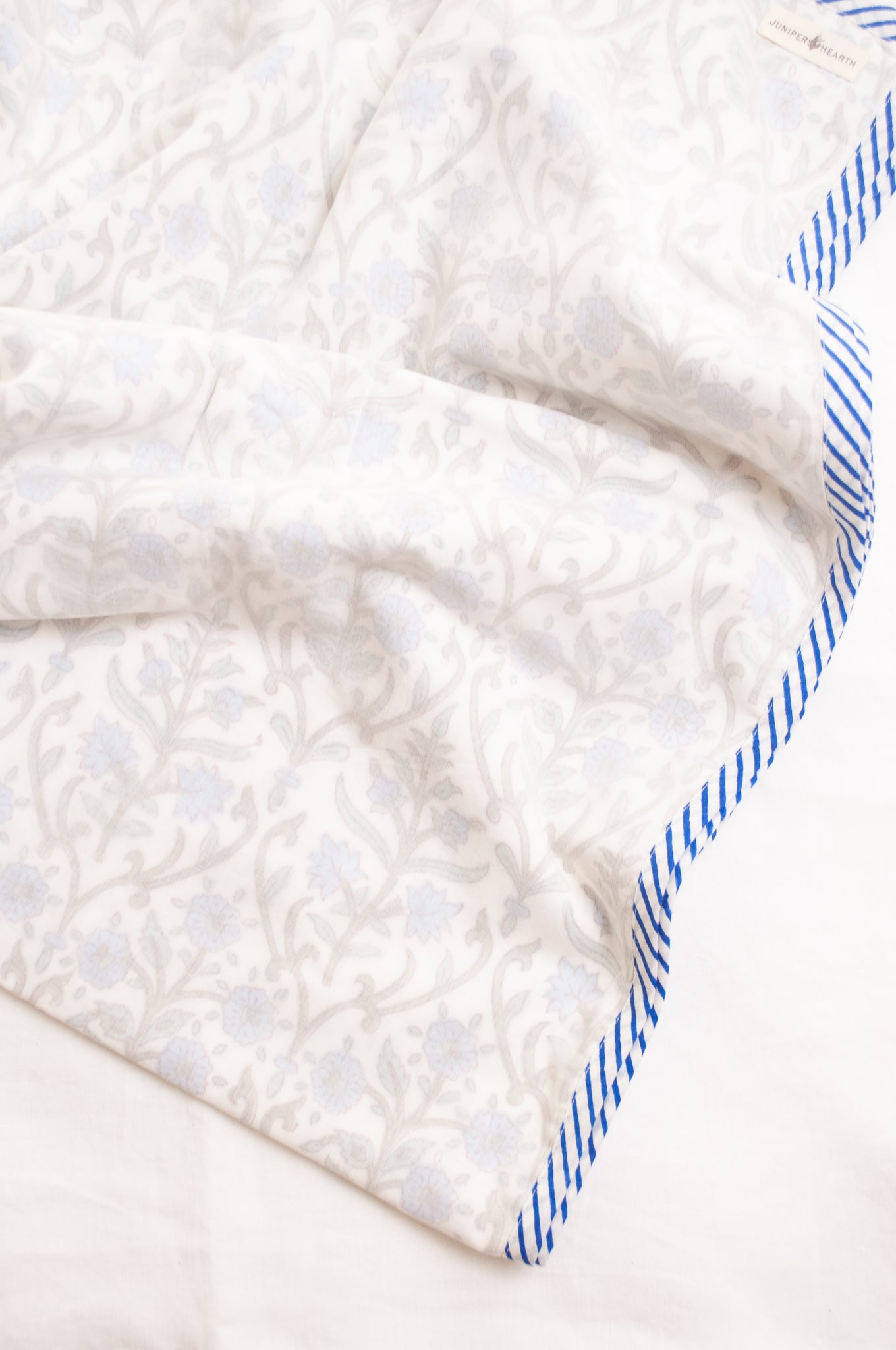 Blue and whtie floral muslin blockprint dohar summer quilt.