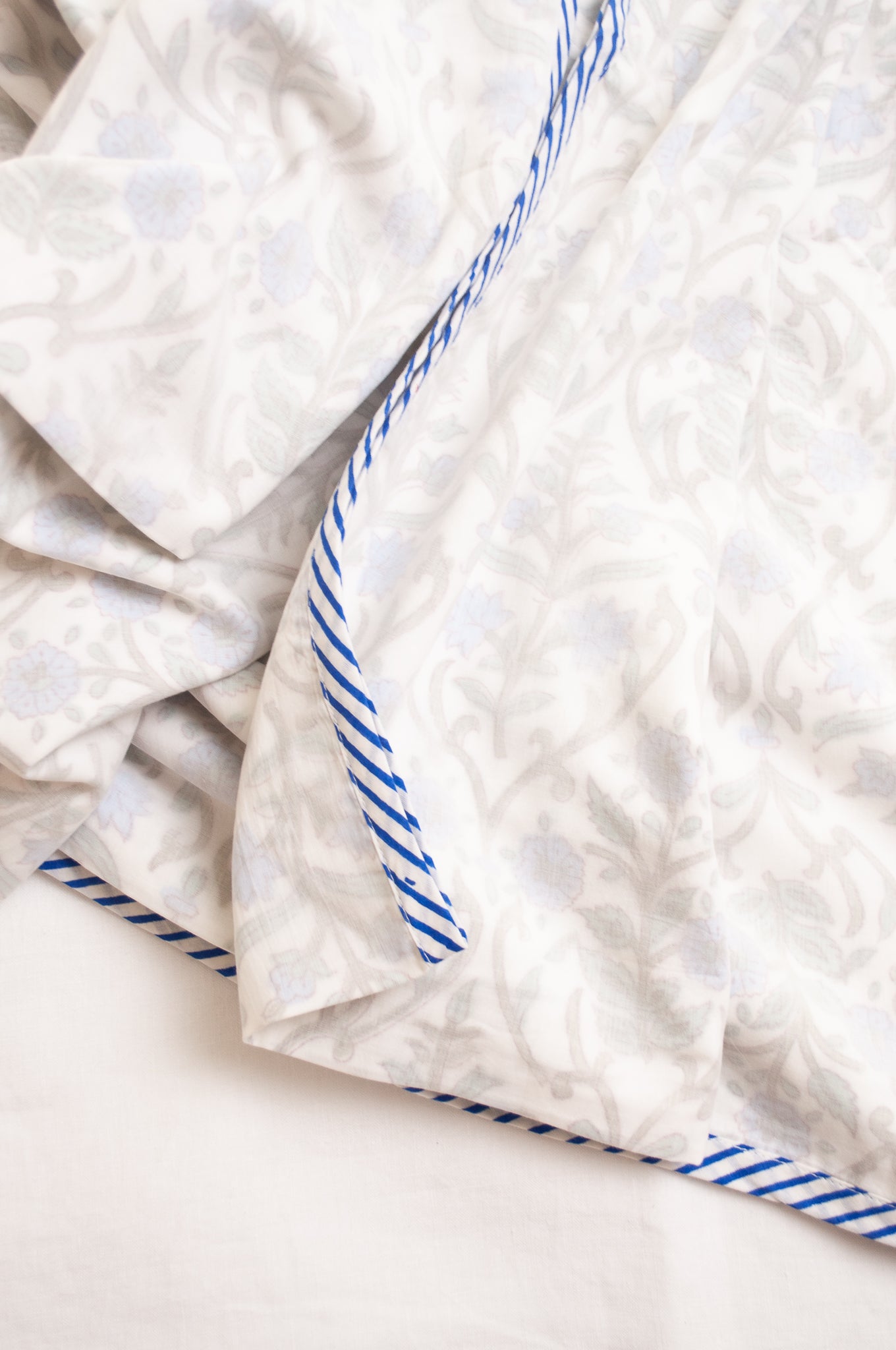 Blue and whtie floral muslin blockprint dohar summer quilt.