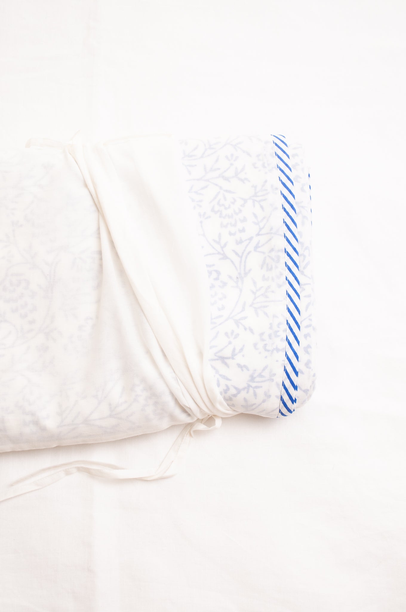 Blue and whtie floral muslin blockprint dohar summer quilt.
