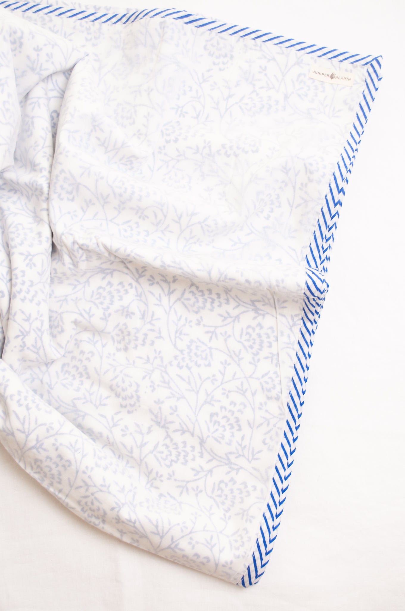Blue and whtie floral muslin blockprint dohar summer quilt.