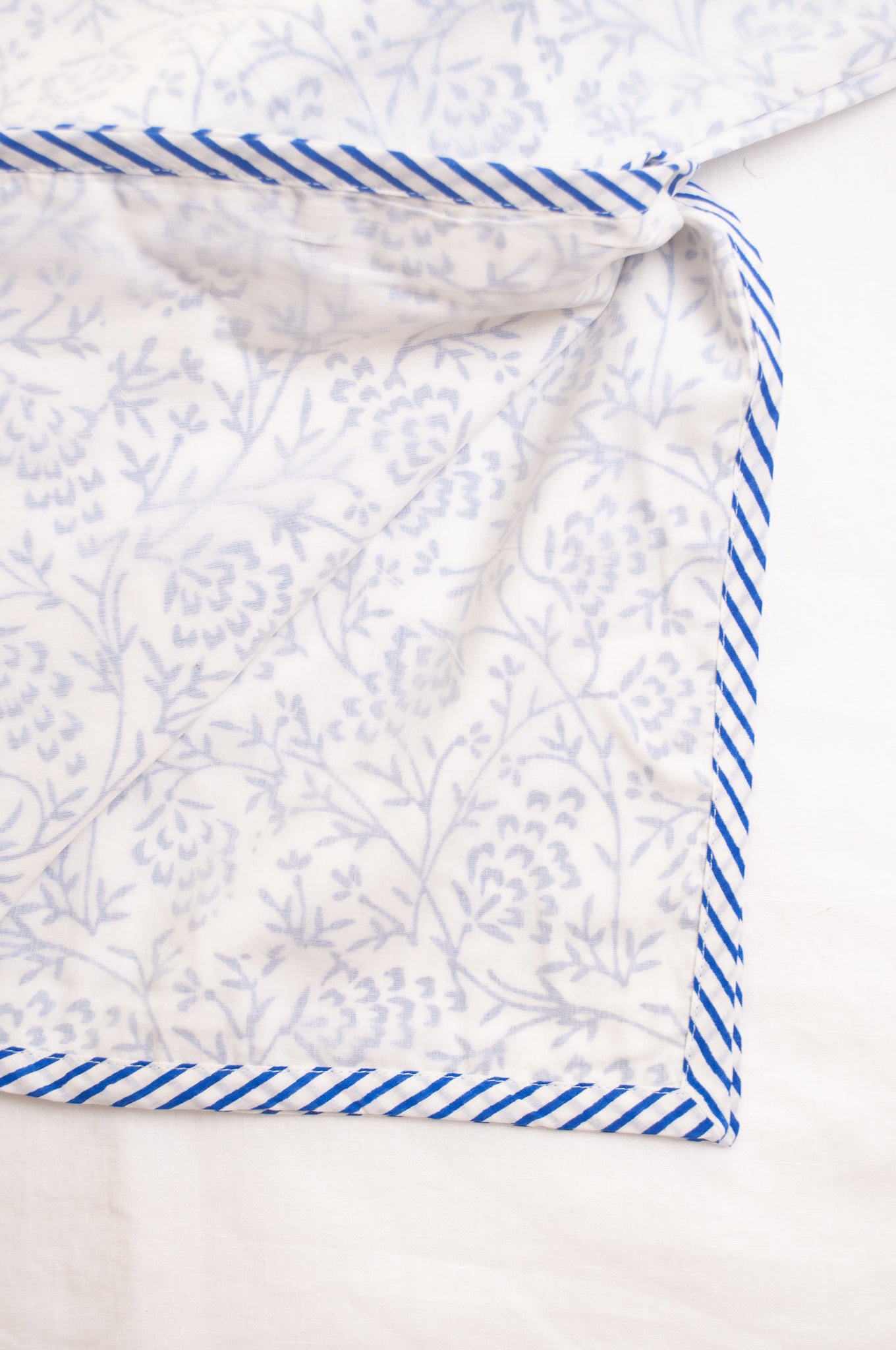 Blue and whtie floral muslin blockprint dohar summer quilt.