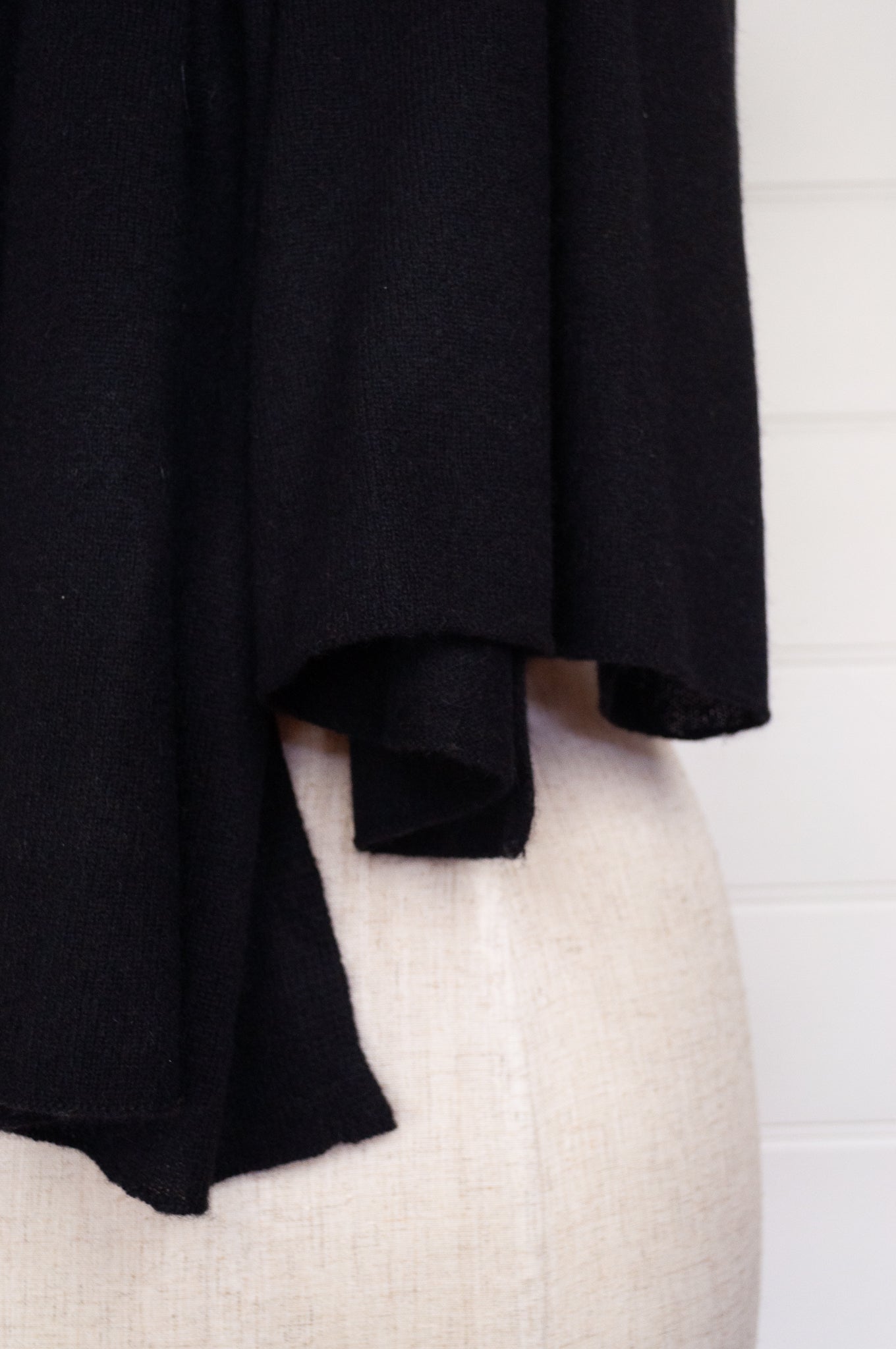 Juniper Hearth cosy cashmere scarf - noir
