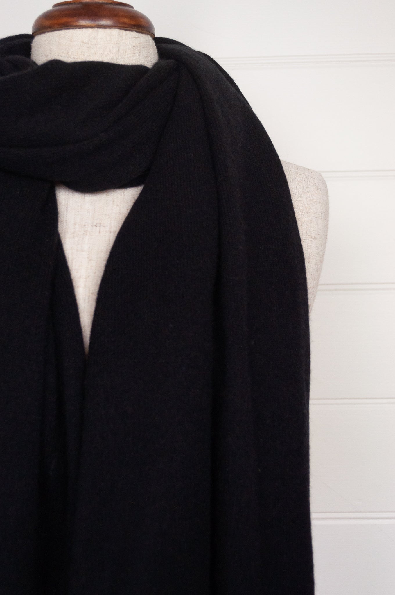 Juniper Hearth cosy cashmere scarf - noir