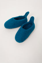 Load image into Gallery viewer, Wool felt baby slippers in teal.