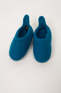 Wool felt baby slippers in teal.