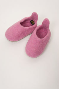 Wool felt baby slippers in pink.