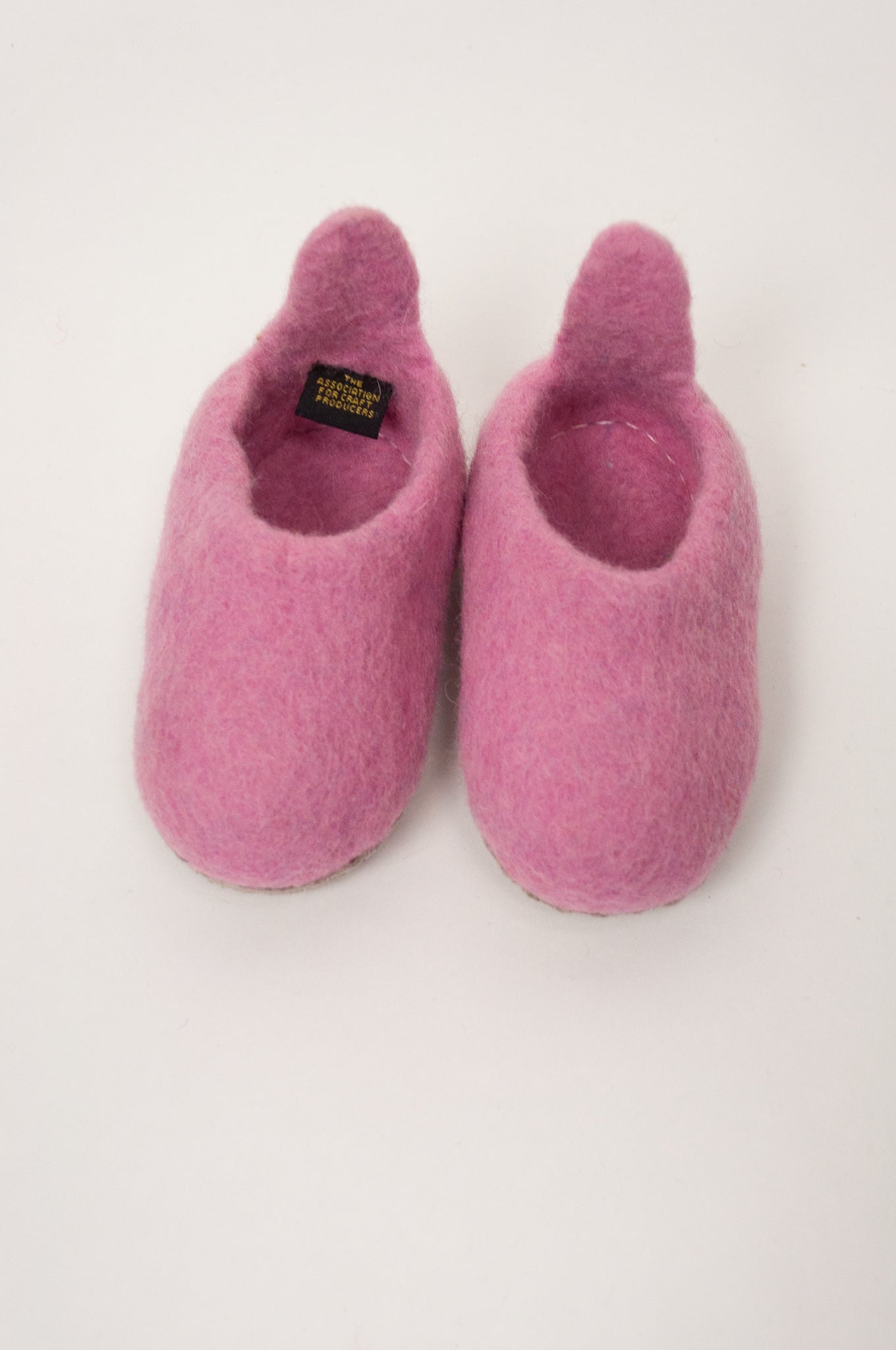 Wool felt baby slippers in pink.
