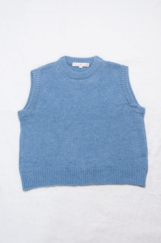 Crew neck cashmere vest in sky blue.
