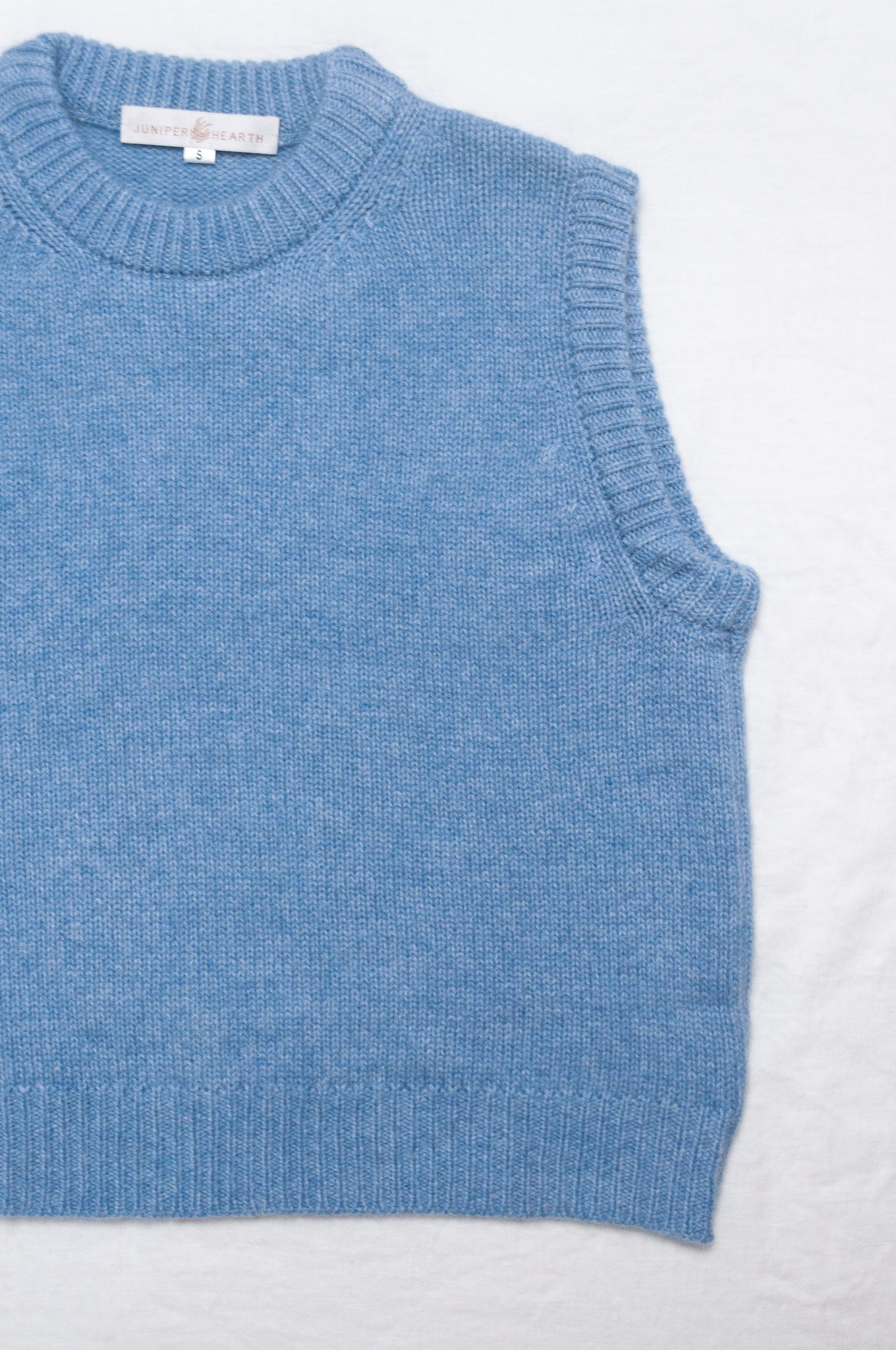 Crew neck cashmere vest in sky blue.