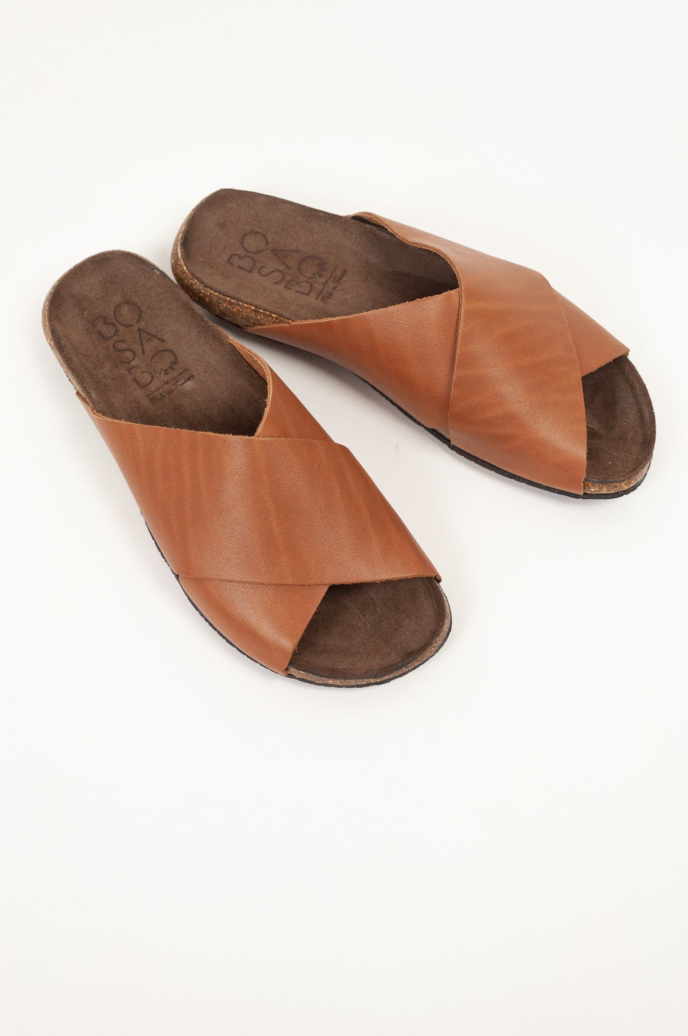 Handmade in france BOsabo leather and natural cork crossover slide.