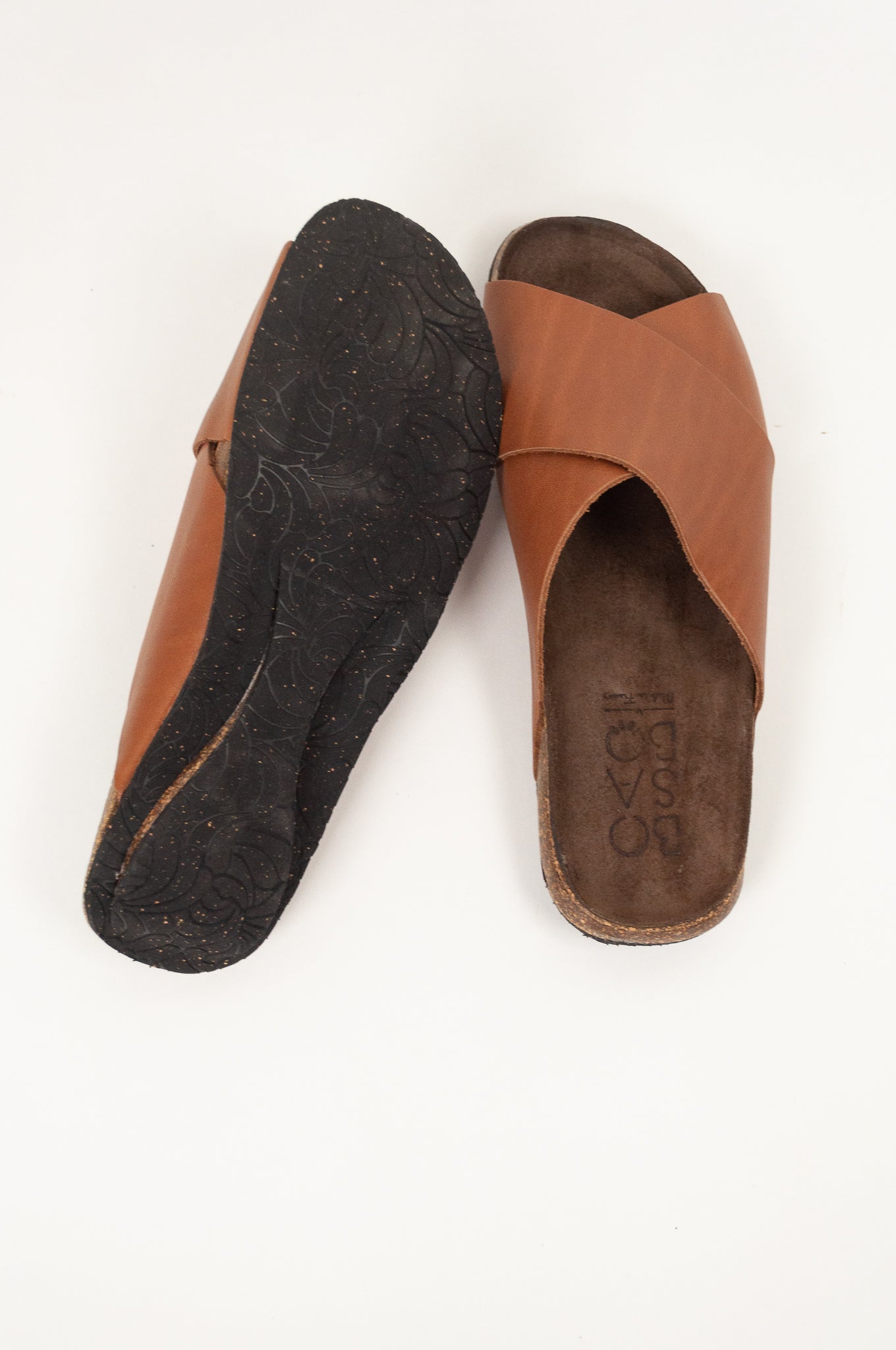 Handmade in france BOsabo leather and natural cork crossover slide.