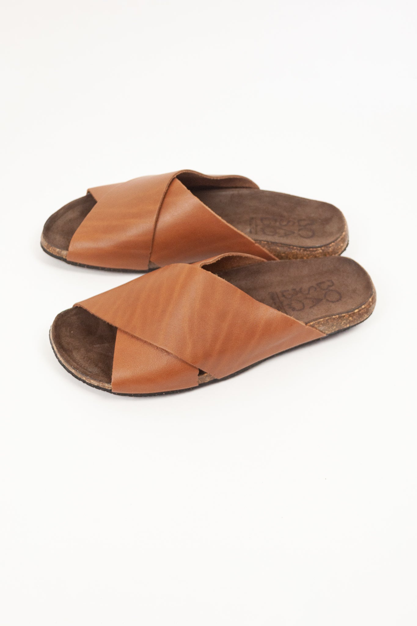 Handmade in france BOsabo leather and natural cork crossover slide.