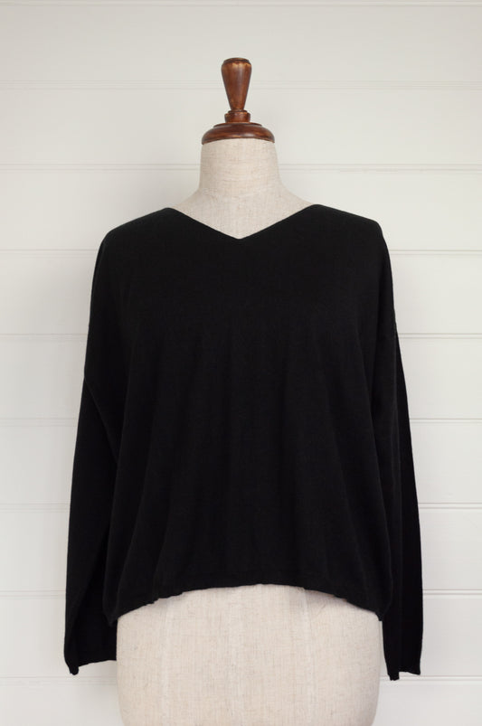 Cotton and cashmere one size easy fit V-neck sweater in ebony black.