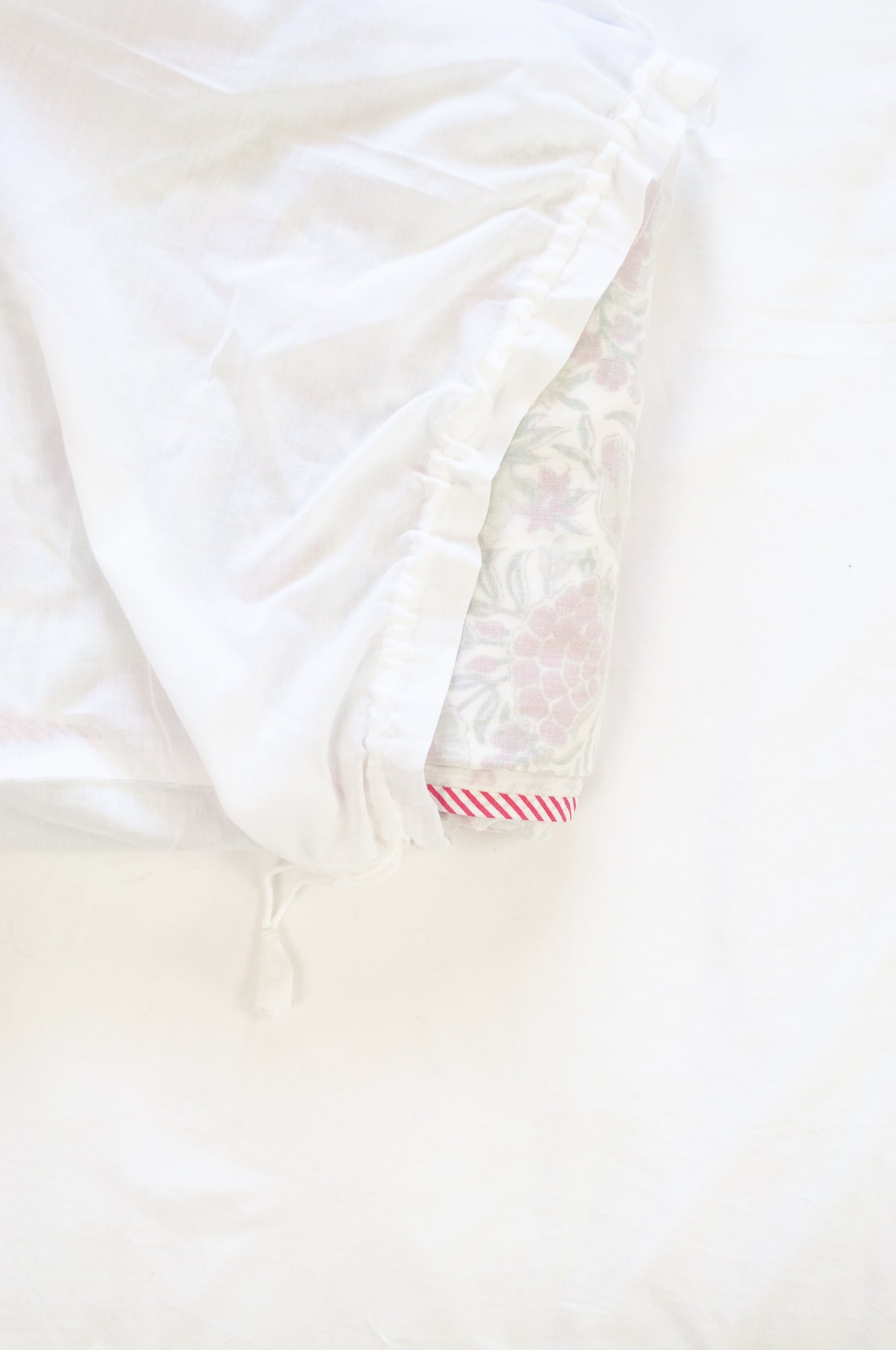 Pure cotton muslin dohar with blockprinted centre in red and green floral carnation design.