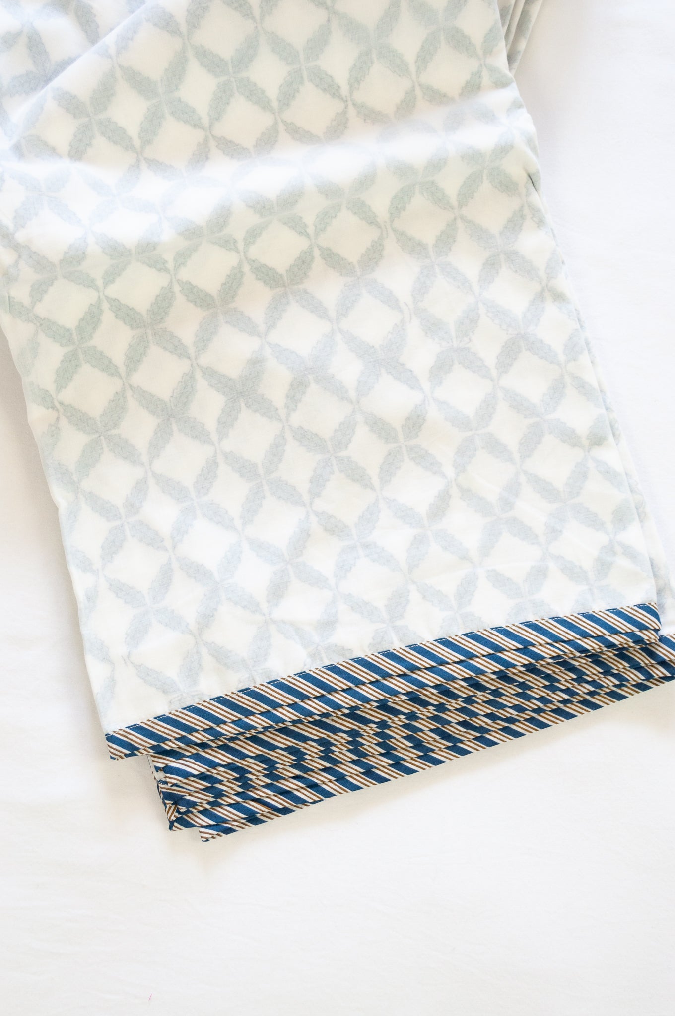 Pure cotton muslin dohar with blockprinted centre in pewter silver grey lattice design.
