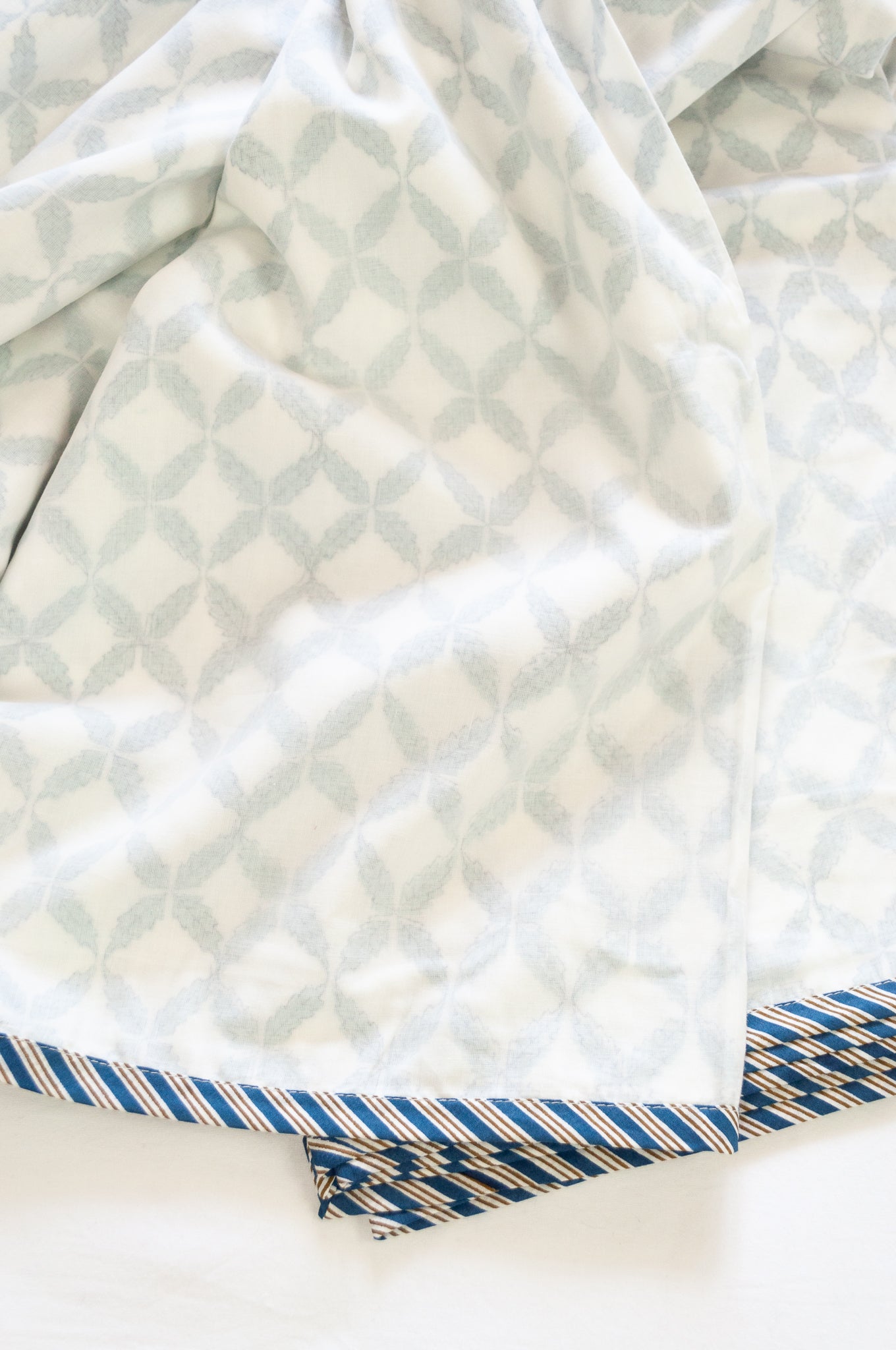 Pure cotton muslin dohar with blockprinted centre in pewter silver grey lattice design.