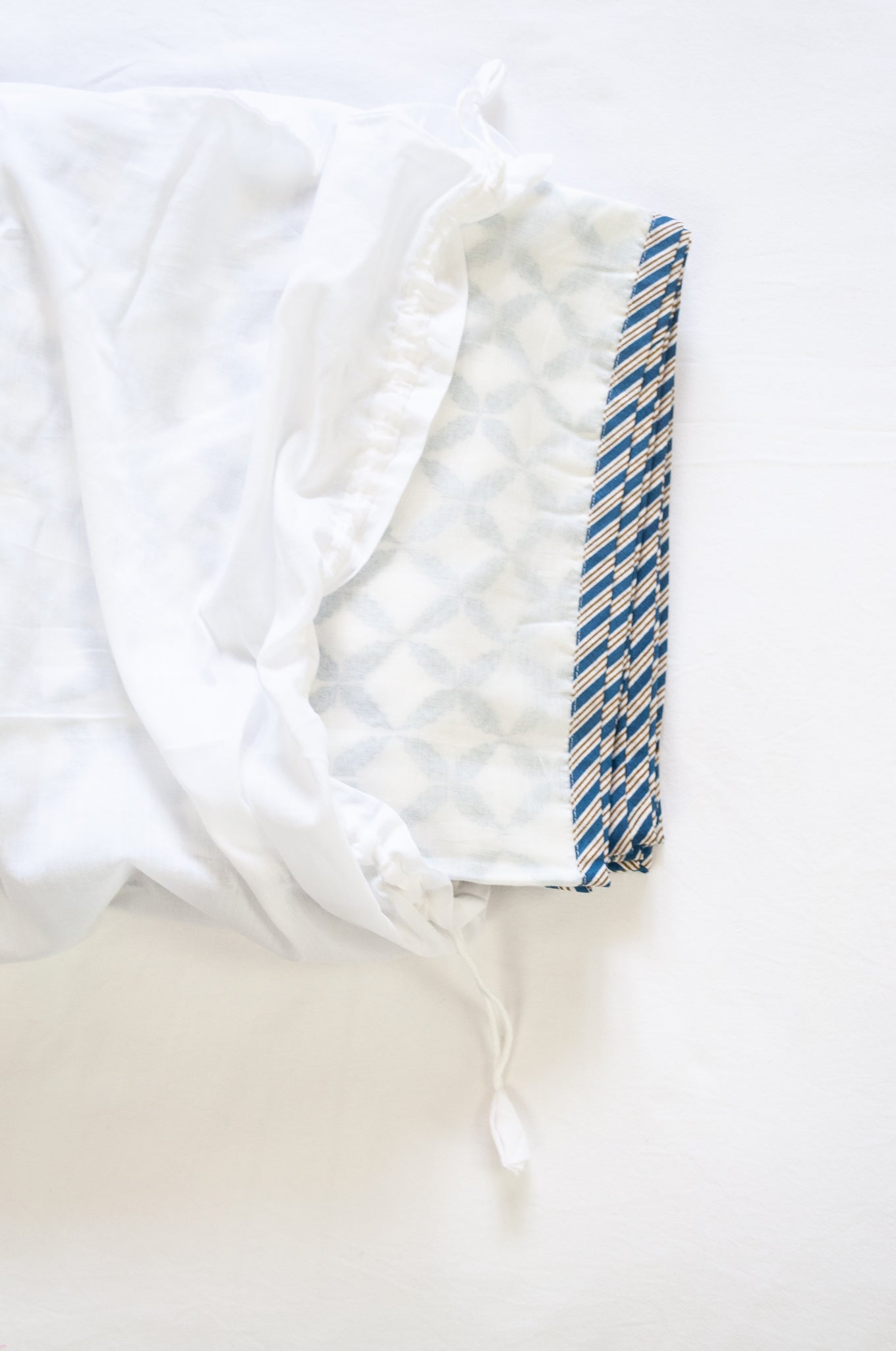 Pure cotton muslin dohar with blockprinted centre in pewter silver grey lattice design.
