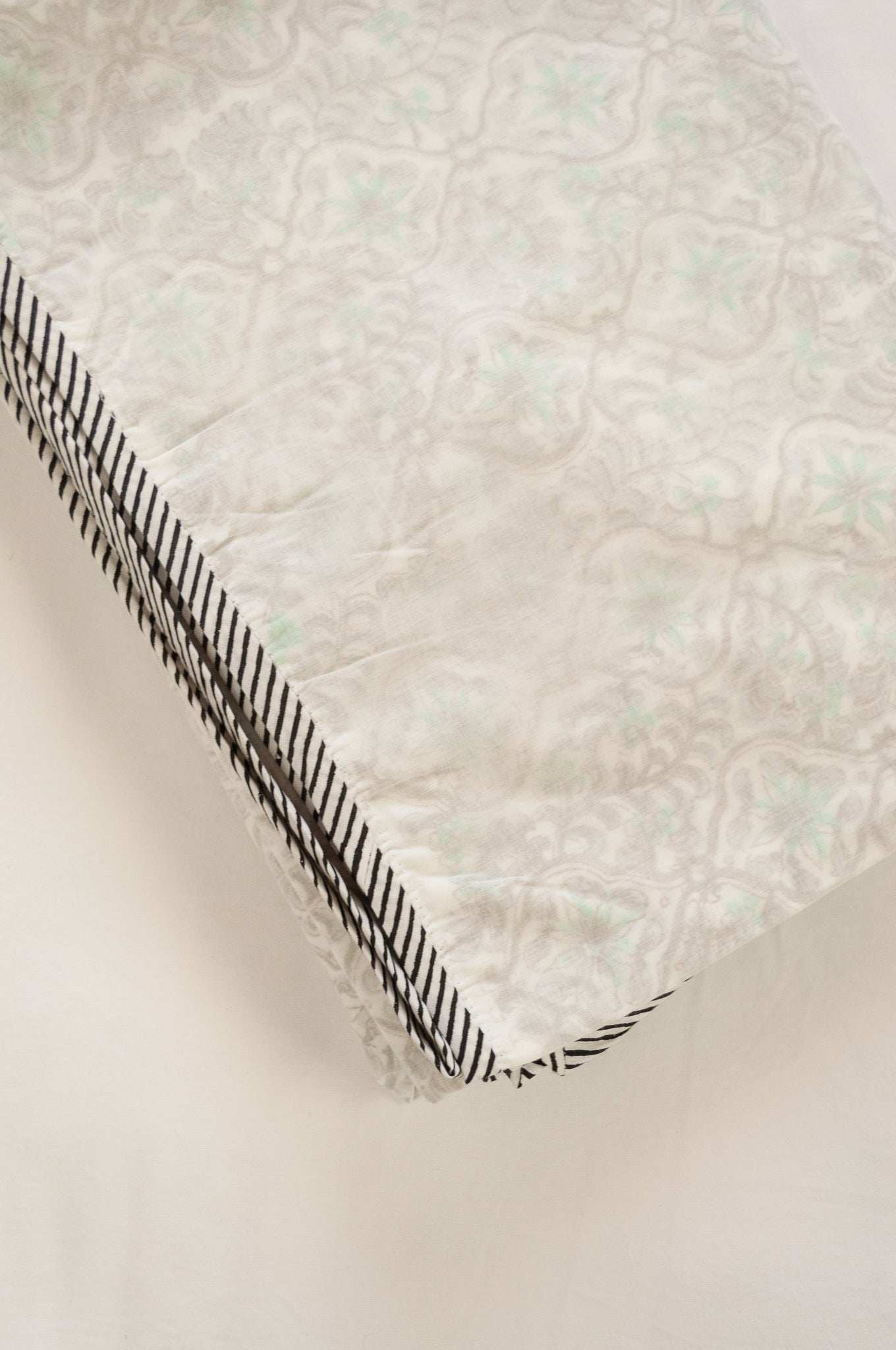 Pure cotton muslin dohar with blockprinted centre in aqua and silver grey floral lattice design.