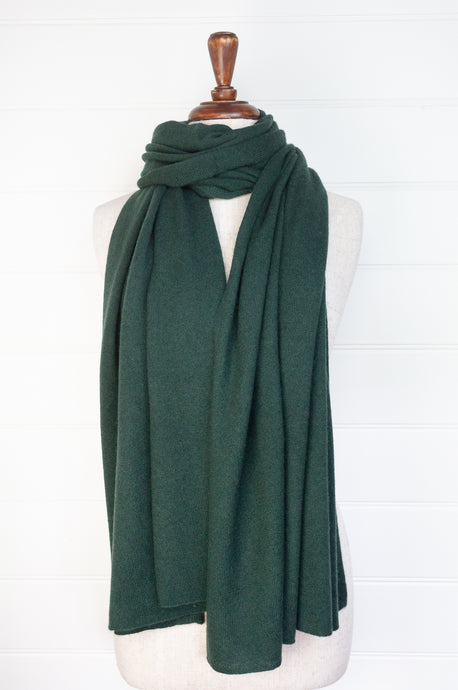 Cosy cashmere scarf in deep bottle green.