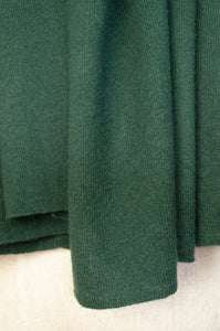 Cosy cashmere scarf in deep bottle green.