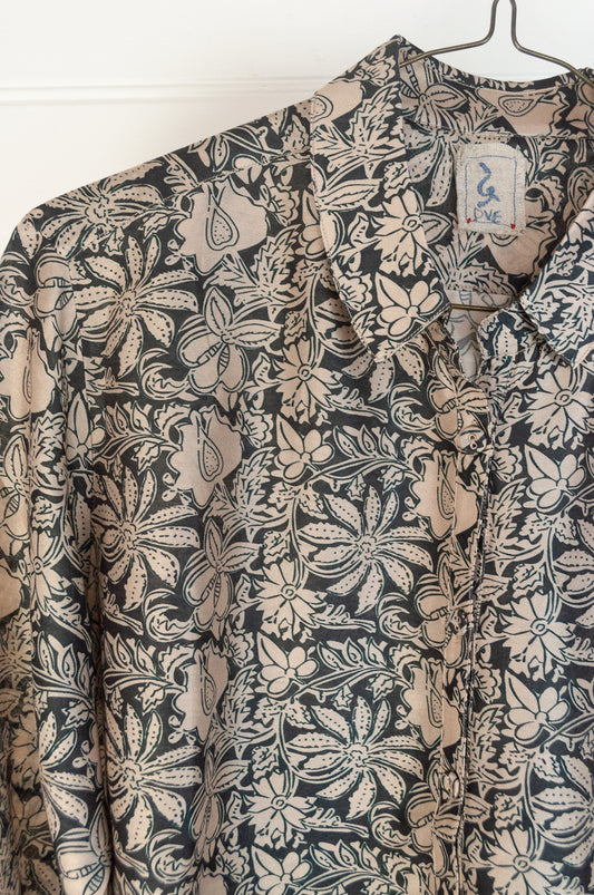 Dve Collection Vitali blouse in cotton silk floral blockprint iron grey and ecru.