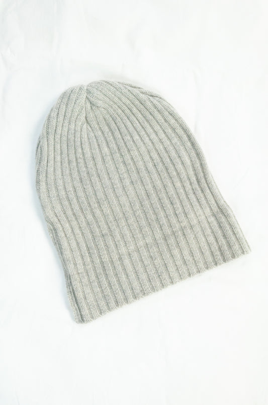 Juniper Hearth 100% cashmere ribbed knitted beanie in oatmeal.