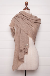 DVE knitted cashmere scarf in natural beige, fine knit with fringing.
