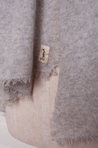 DVE knitted cashmere scarf in light ash grey, fine knit with fringing.