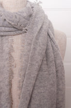 Load image into Gallery viewer, DVE knitted cashmere scarf in light ash grey, fine knit with fringing.