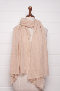 DVE knitted cashmere scarf in natural oatmeal cream, fine knit with fringing.