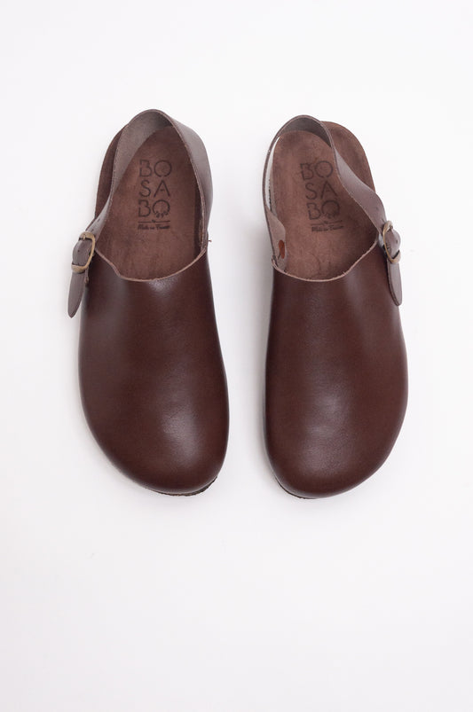 Bosabo closed toe sling back leather clog with cork and a rubber sole in vachette marron, dark brown leather.