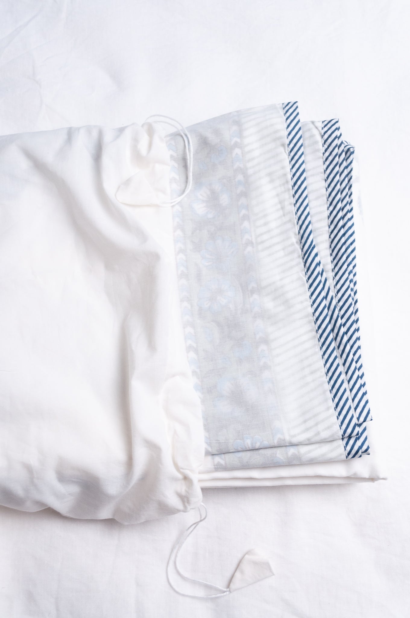 Pure cotton muslin summer quilt dohar white with blue floral Moghul print.