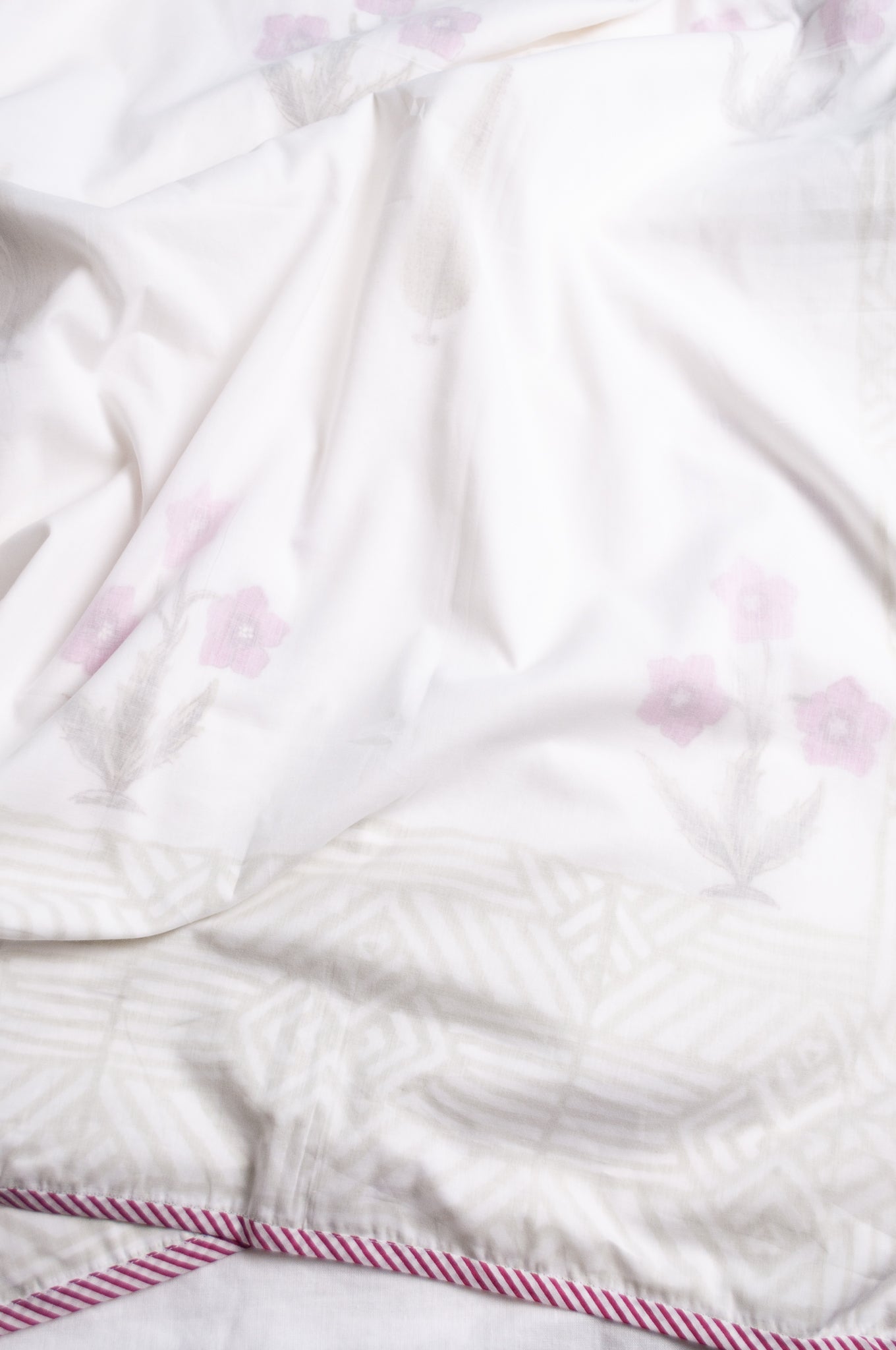 Pure cotton muslin summer quilt dohar white with pink floral Moghul print.