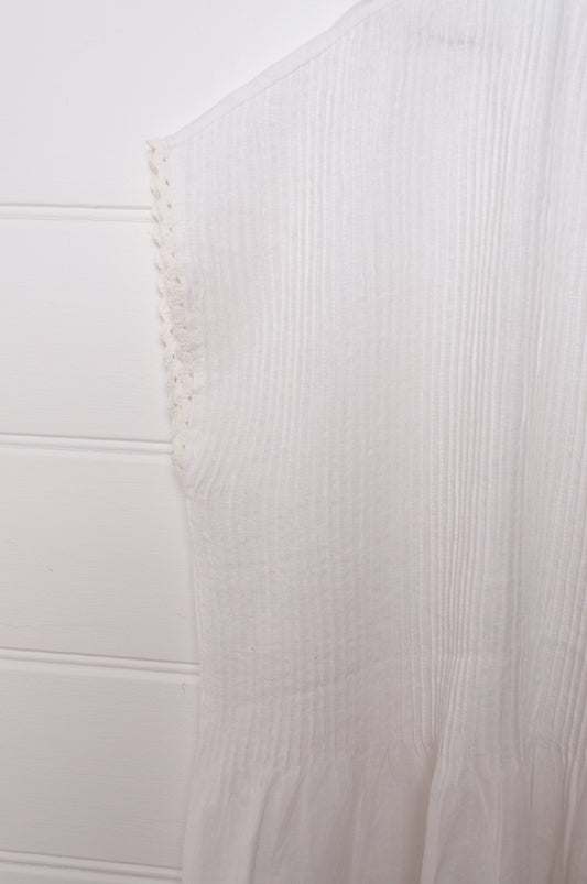 Dve white linen pintuck and pleated one size sleeveless top.