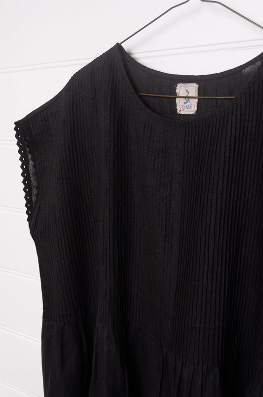 Dve black linen pintuck and pleated one size sleeveless top.